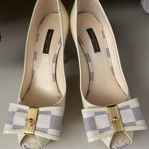 Louis Vuitton Cream Patent Leather & Damier Azur Canvas PeepToe Pumps Size 36